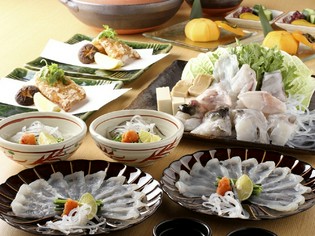 鮮度抜群のフグを余すことなく満喫できる『活フグ　焼鍋コース』