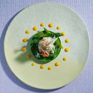 『見てワクワク、食べて幸せ』そんな体験をして欲しい
シェフの想いが詰まった料理となっております。

＊写真は季節のコースの一例でございます。