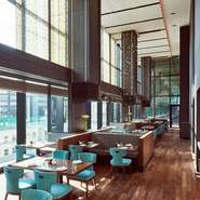 8メートルの格天井は音の響きも軽減しますので
週末はお子様連れのお客様で賑わう事も。
非日常空間でホッと安らぎを体験してみませんか。