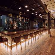 店は「THE GATE HOTEL 東京」4階にあります。大きな窓から銀座の街並みを眺めながらの朝食、ボリューム満点ランチ、夜景を肴に極上の一杯など思い思いの時間を過ごせます。
