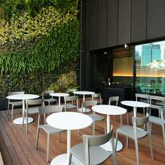 暖かい季節、心地良い風に吹かれてテラス席でくつろぐ