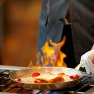 シェフこだわりの料理の数々が、二人の距離を引き寄せます。演出の相談もスタッフが寄り添って対応いたします。

ランチタイム限定のフランベデザートは必見です！