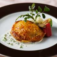 前菜、本日のスープ、選べるメイン料理、デザート、パン、コーヒー