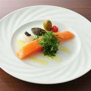 厚切りしたスモークサーモンは、肉厚なだけ、旨みをしっかり味わえます。添えられているクリームチーズやタプナードと食べ合わせると、一層美味しい。