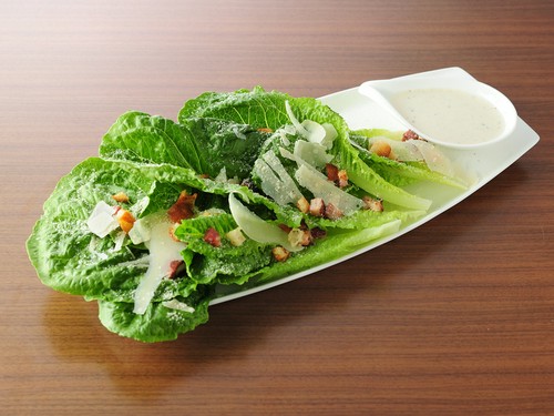 食感を楽しむために「手づかみ」でいただく『シーザーサラダ』