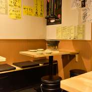 カジュアルな雰囲気が心地良く、互いに自然体で過ごせる焼肉店です。明るく、木のぬくもりを感じられる店内は、女性にも人気があります。肉は、好きなものを少しずつ注文できるのも、嬉しいポイントです。