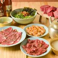 25名～最大34名までの貸切宴会に対応しています。もちろん少人数での飲み会にも。目の前で豪快に焼き上げてくれる『肉塊3種盛り』を注文すれば、みんなでシェアできる上に話題性もあり、酒宴が盛り上がります。