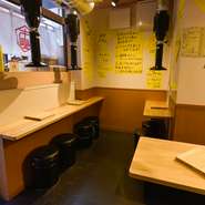 店内には、カウンター席あるので、1人焼肉を気軽に楽しめます。アットホームな雰囲気で、女性1人で入れる雰囲気も魅力。自分のペースで、思う存分焼肉・ホルモンを味わえます。食事メニューもあり、夕食にも最適。