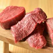 厳選されたタン、ハラミ、ヒレを合わせて約500gと圧巻のボリューム。分厚い塊肉が運ばれてくる様子は、迫力満点です。店の方が目の前の網で焼いて、食べやすく切ってから提供してくれるので、仲間とシェアしてもOK。