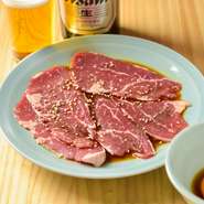 たれと黄身を絡めて食べる、リピーター続出の逸品。舌の上でとろける肉の旨味に、オリジナルの甘目のたれ、卵の黄身がコクとまろやかさがプラスされた極上のハーモニーが絶品です。お酒にもご飯にもよく合います。