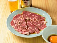 自家製のたれと黄身が肉の旨味を際立たせる『やきすき』