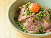 オススメの贅沢な一杯。卵黄と特製たれのかかった『炙り生ロース丼』。和牛ロースを使用しており、肉質も柔らかくとてもヘルシーです。ガッツリ肉とご飯を食べられる『炙り生ロース丼』でお腹を満たしてください！