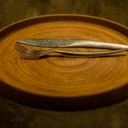 メインとなるステーキに使う皿は、富山の陶芸家、釈永由紀夫氏が手がけるアージュというシリーズで、ステーキ用に作ってもらったという特注品。木の年輪を思わせるフォルムに、肉の存在感が際立ちます。