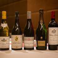 およそ70〜80種を揃えるワインは、ブルゴーニュとシャンパーニュ、ナパ産が9割。肉と合わせるワインを意識しているため、ボディ感があり、樽香のしっかりしたワインを厚めに揃えています。