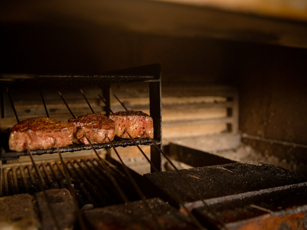 一流の窯焼きステーキの職人を影で支える名脇役