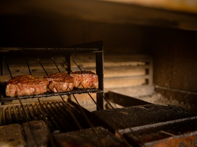 一流の窯焼きステーキの職人を影で支える名脇役