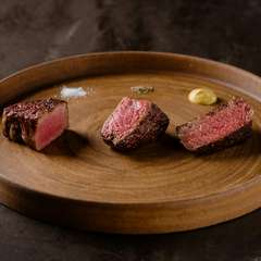 部位ごとに異なる赤身肉の味わいを堪能する窯焼きステーキ『黒毛和牛 フィレ ランプ イチボ』