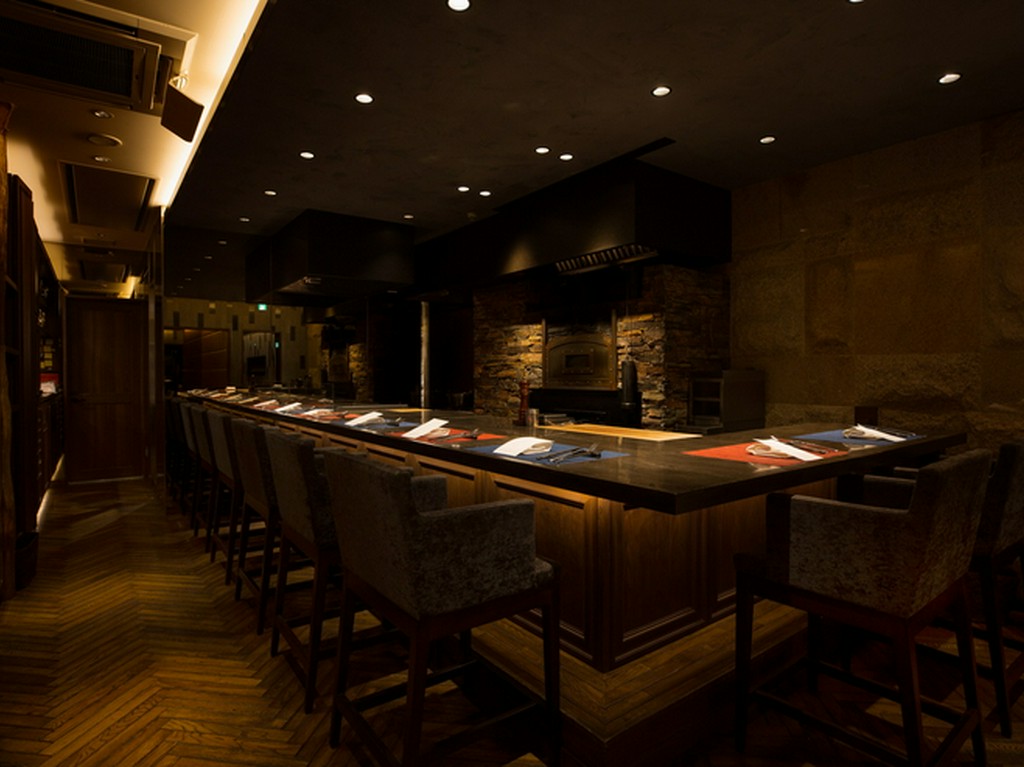 石窯を眼の前に、肉が焼き上がる瞬間を見届けるカウンター