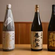 日本酒は『上喜元』『醸し人九平次』『東一』などが定番銘柄で、純米酒系を中心に口当たりが柔らかで、スムーズな飲み心地の日本酒をセレクト。個性的な食材と合わせても喧嘩しないお酒を選んでいます。