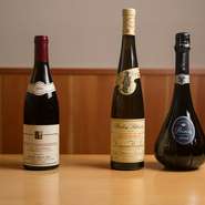 日本料理店でありながら、特筆すべきは、店主の高畑氏が好きだというワインのセレクト。ブルゴーニュとシャンパーニュを中心とした70種ほどをラインナップ。熟成してこなれた感じのあるワインが揃っています。