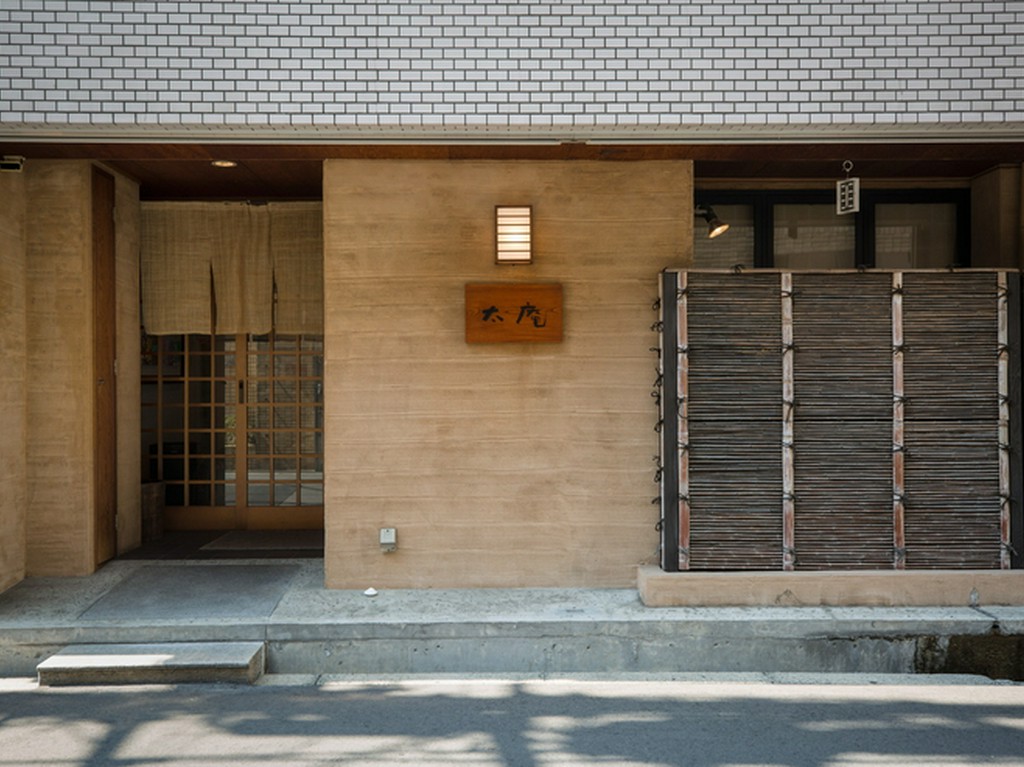 ミナミの繁華街へ徒歩圏内ながら、慎ましく暖簾を掲げる佇まい