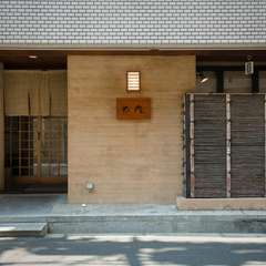 ミナミの繁華街へ徒歩圏内ながら、慎ましく暖簾を掲げる佇まい