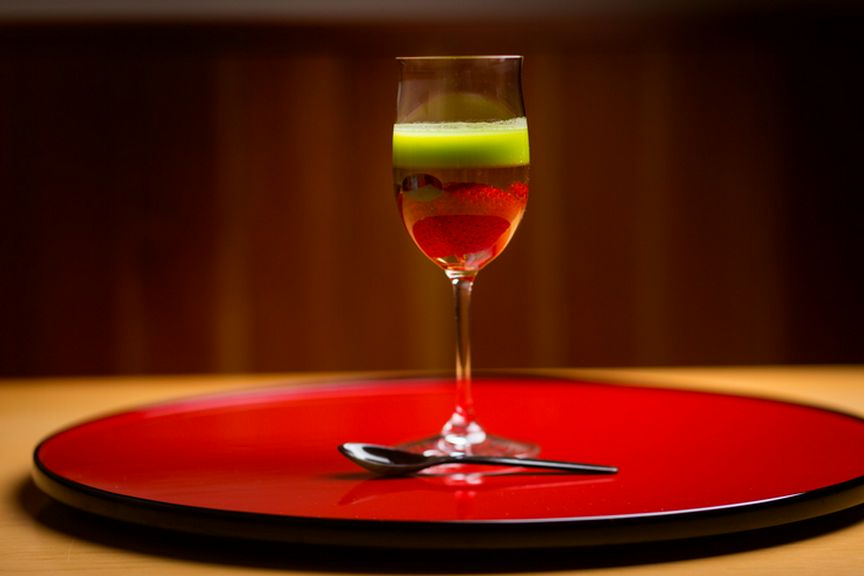 煮きったブランデーでほのかな風味をのせた『苺と黒豆のゼリー寄せ』