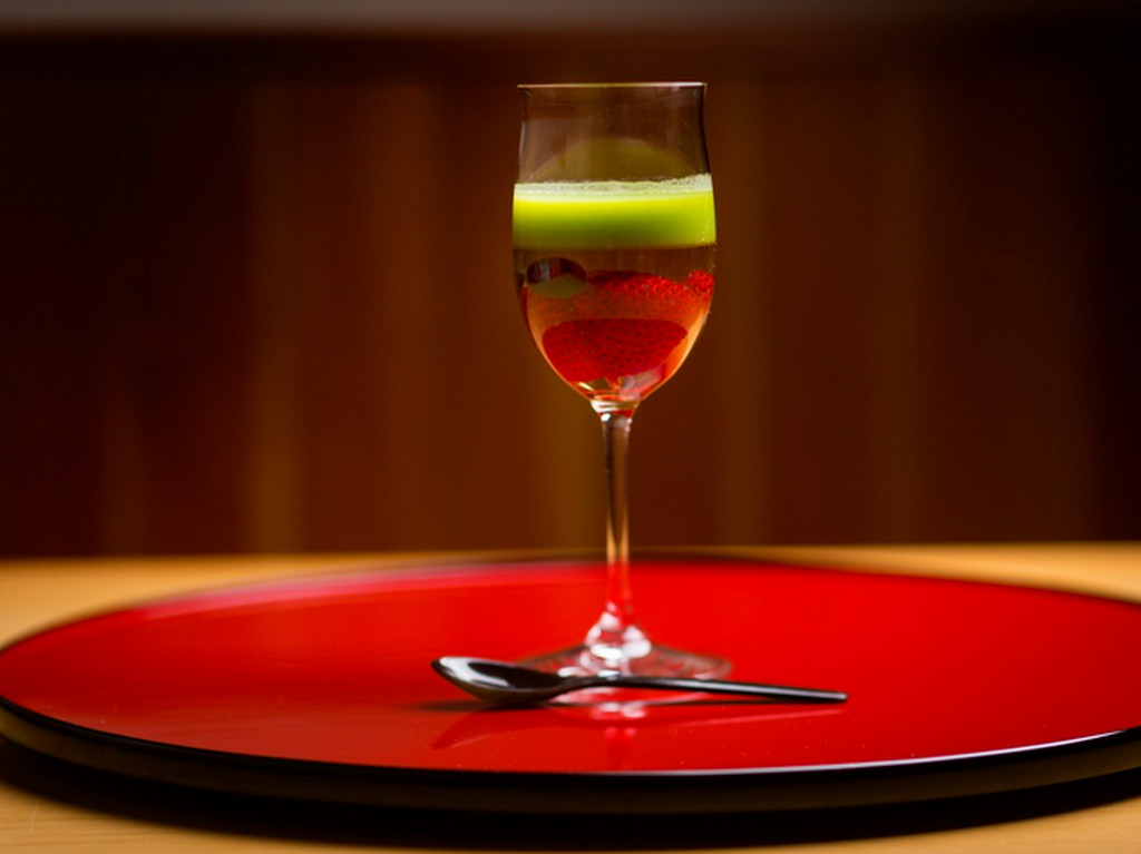 煮きったブランデーでほのかな風味をのせた『苺と黒豆のゼリー寄せ』