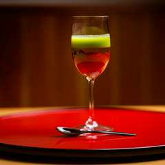 煮きったブランデーでほのかな風味をのせた『苺と黒豆のゼリー寄せ』