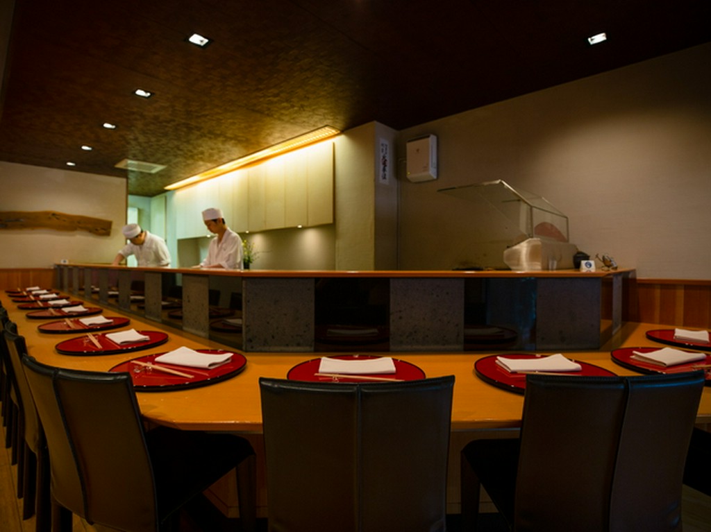 カウンターのようなライブ感も楽しめるテーブル席