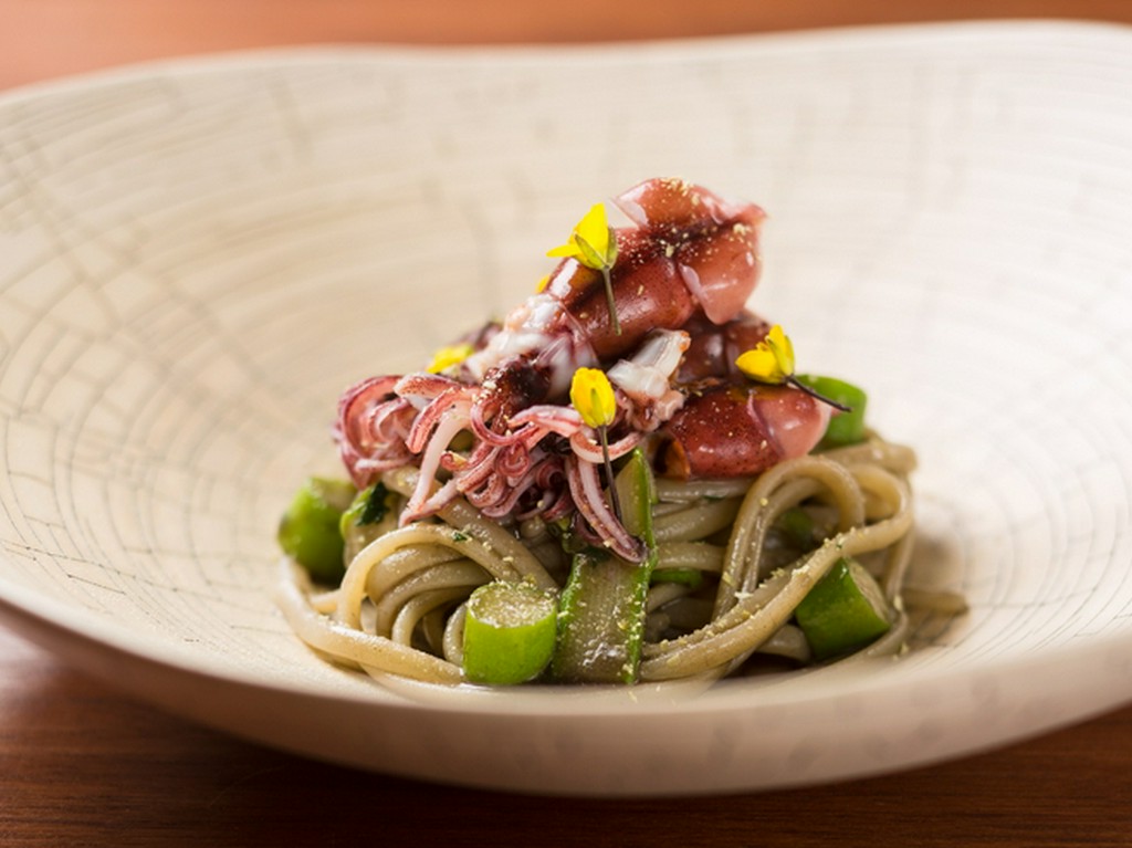 富山産のホタルイカを惜しげも無く使った『ホタルイカとグリーンアスパラガスのソース リングイネ』