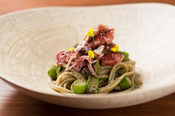 富山産のホタルイカを惜しげも無く使った『ホタルイカとグリーンアスパラガスのソース リングイネ』