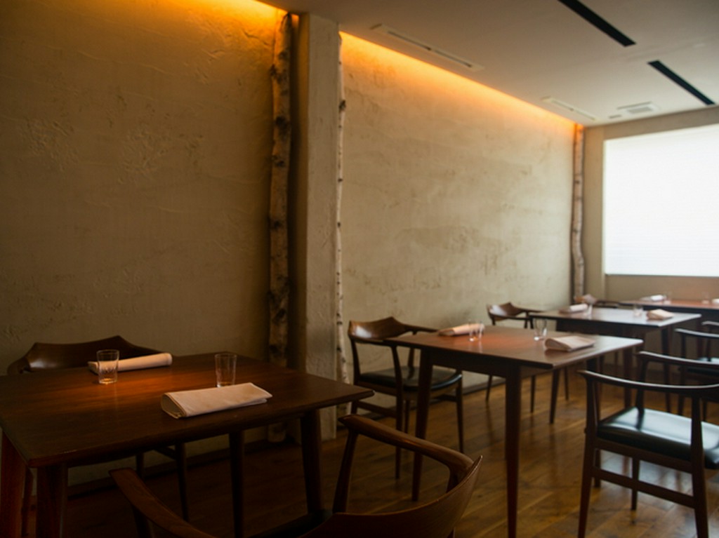 席につき、料理を味わうまでのアプローチで世界観を演出