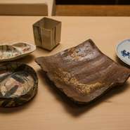 「言わなければ気づかない人も意外といるんです」という器は、永楽や大樋、魯山人、尾形乾山といった、名工による美術館クラスの作品ばかり。修業時代より身銭をはたき集めてきた器に穴見氏の矜持が宿ります。