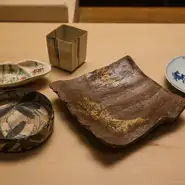 「言わなければ気づかない人も意外といるんです」という器は、永楽や大樋、魯山人、尾形乾山といった、名工による美術館クラスの作品ばかり。修業時代より身銭をはたき集めてきた器に穴見氏の矜持が宿ります。
