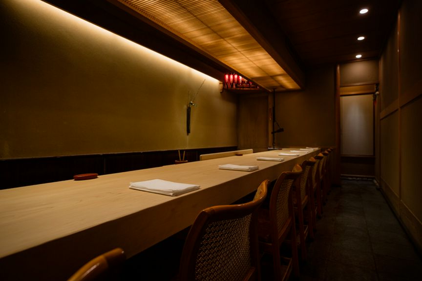 凛とした雰囲気を放つ重厚かつ美しきカウンター