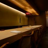 静謐な数寄屋造りの空間のなかでもこの店の顔ともいうべき存在が、ゲストの対峙するカウンター。樹齢600年以上という吉野檜を使った一枚板で、厚さは20㎝以上という目を見張るものです。