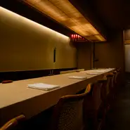 静謐な数寄屋造りの空間のなかでもこの店の顔ともいうべき存在が、ゲストの対峙するカウンター。樹齢600年以上という吉野檜を使った一枚板で、厚さは20㎝以上という目を見張るものです。