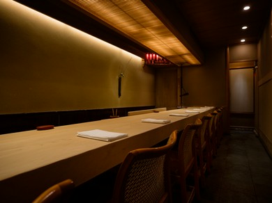 凛とした雰囲気を放つ重厚かつ美しきカウンター