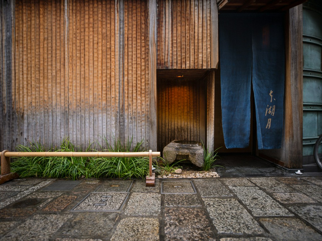法善寺横丁の小径で、慎ましくも存在感を放つ佇まい