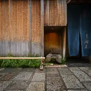 道頓堀の目抜き通りからは一本外れた、法善寺横丁の小径に慎ましく佇む店。2006年に一帯の火事により一度は消失したが、見事に再建。なぐりの木を外壁に使用するなど、店主のこだわりは外観にまで行き渡ります。