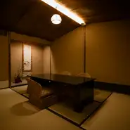1階は、1日8人の客だけが座れる特等席ともいうべきカウンター。その一方で2階と3階には、掘りごたつや座敷椅子を設けた3つの個室を用意しました。庭を望む部屋もあり、カウンターとは異なる特別感が楽しめます。