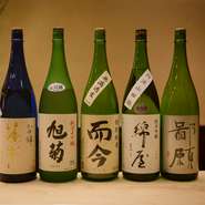 「お酒は主役ではない」という店主の言葉通り、いわゆる旨味の強すぎる日本酒は控え、さらりとした料理に寄り添うような日本酒を7～8種用意。定番はなく、その時々により銘柄は変わります。