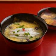 島根産の白魚に胡麻豆腐、岩に張り付いた海苔を丁寧に手作業で摘み取る十六島海苔、日本のトリュフともいわれる松露をかきたま仕立てにした煮物椀。木の芽を散らして。3月の椀の一例。