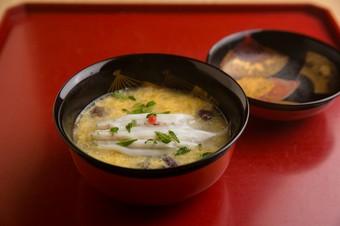 日本料理の重鎮ともいうべき店主が「玉手箱」と称する『煮物椀』