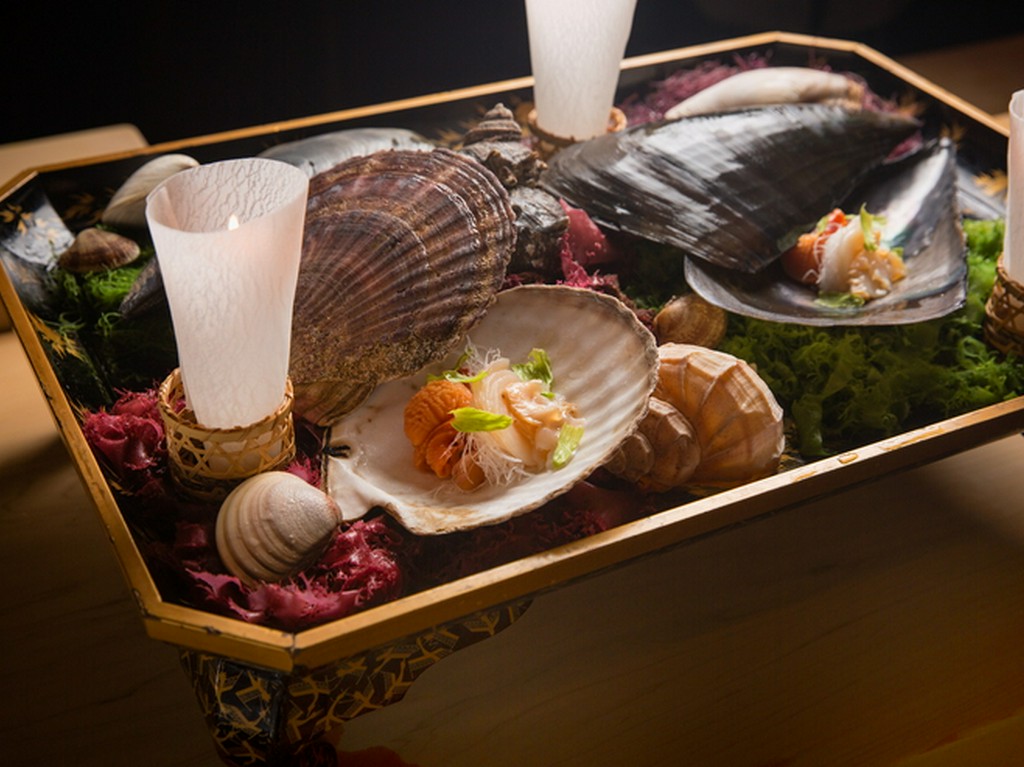 カウンターに登場するや否や歓声が湧く『お造り』