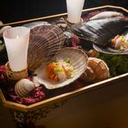 3月の『お造り』で登場したのは、宮城県産の赤貝、徳島県産のタイラギ貝、北海道産のツブ貝。薄口醤油、煮切り酒、すだち、ネギ油を加えたものにつけていただく。雛の節句らしく、桂むきの大根のぼんぼりを添えて。