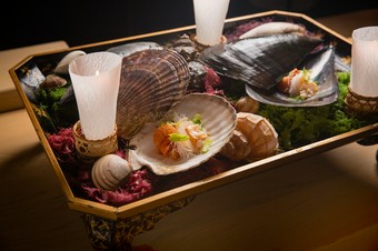 カウンターに登場するや否や歓声が湧く『お造り』