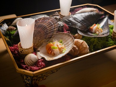 カウンターに登場するや否や歓声が湧く『お造り』