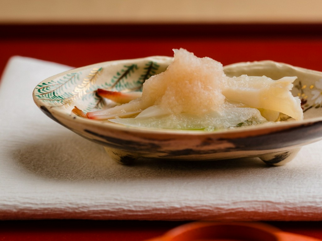 ミル貝と三島独活の香りと味わいが春を運ぶ『先付け』